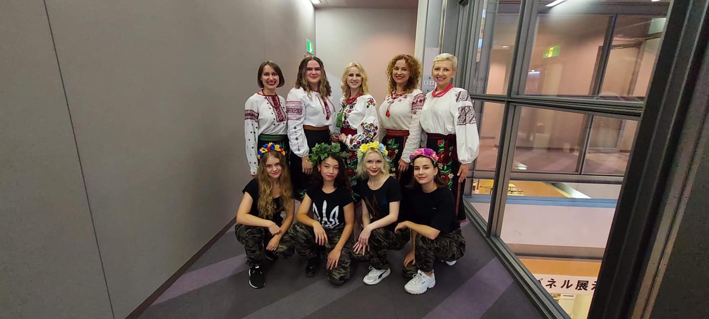 Students from Dzherelze and Dukachi pefroming in support of Ukraine